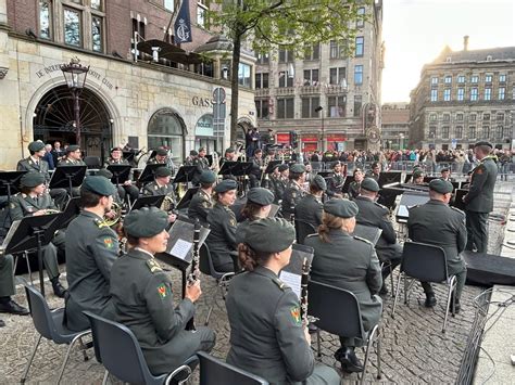 foto van de Marinierskapel in uniform, in actie tijdens een optreden