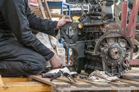 Werkplaats met een monteur die aan een motor werkt
