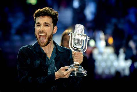 foto van Duncan Laurence op het podium tijdens het Eurovisie Songfestival