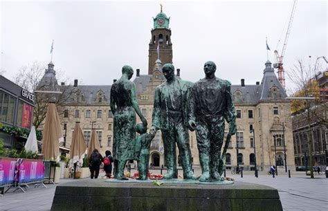 inzicht in de opstelling van het Stadhuisplein voor het kijken van de wedstrijd met grote schermen en veel publiek