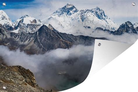 Illustratie van een besneeuwde bergtop, mogelijk Everest, als visuele representatie van de filmsetting.