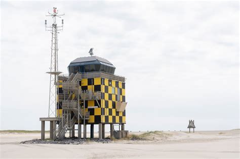 Overzichtskaart van Vlieland met aangegeven afgesloten strandgedeelte en Vliehors Range.