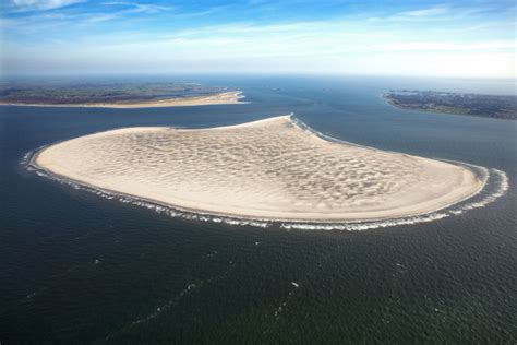 Afbeelding van de Razende Bol, een onbewoond eilandje nabij Texel.