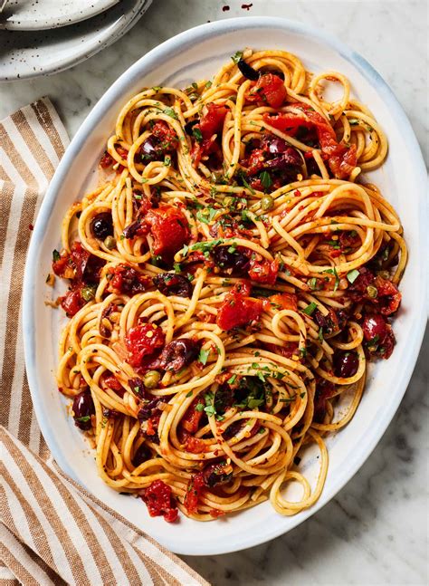 Een kleurrijke schaal pasta alla puttanesca