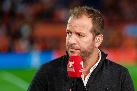 Rafael van der Vaart die geëmotioneerd is tijdens een interview.