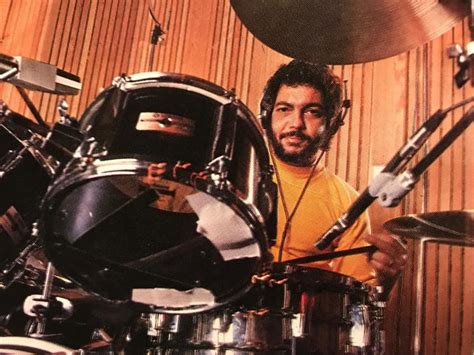 Steve Gadd aan het drummen in een opnamesessie