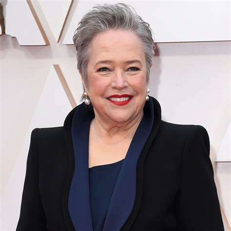 Kathy Bates als Sunny Soke, de moeder van Willie