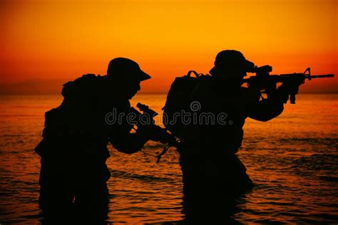 Soldaten van de Kingsglaive in gevecht met Niflheim troepen.