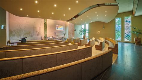 Interieur Grote Aula Crematorium Heerlen met warme uitstraling en organische elementen