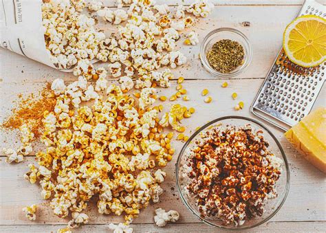 Close-up van een bioscoopstoel met popcorn, met een vage, verontrustende gloed eromheen om de sfeer van de ervaring te vangen.