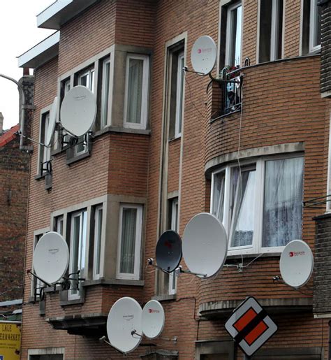 Diagram dat de signaalroute van DVB-S toont: van satelliet naar schotelantenne en vervolgens naar de decoder.