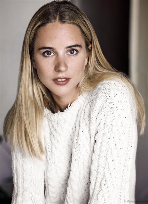 Portretfoto van actrice Carla Sehn