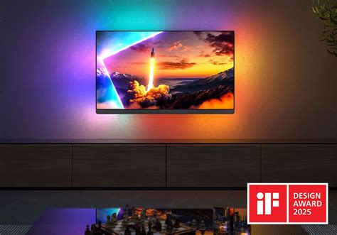 Een sfeervolle foto van de Philips OLED910 met de Ambilight-technologie die de muur verlicht.