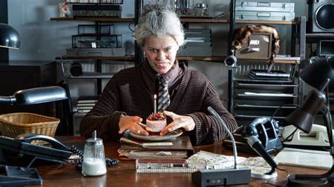 Een scène uit de film met Lewis, Jonathan en Florence, mogelijk in de mysterieuze bibliotheek of woonkamer.