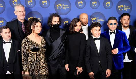 personages uit Mocro Maffia in een donkere, straatachtige setting