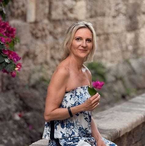 Een afbeelding van Dora die communiceert met de kijkers, typisch voor de serie.