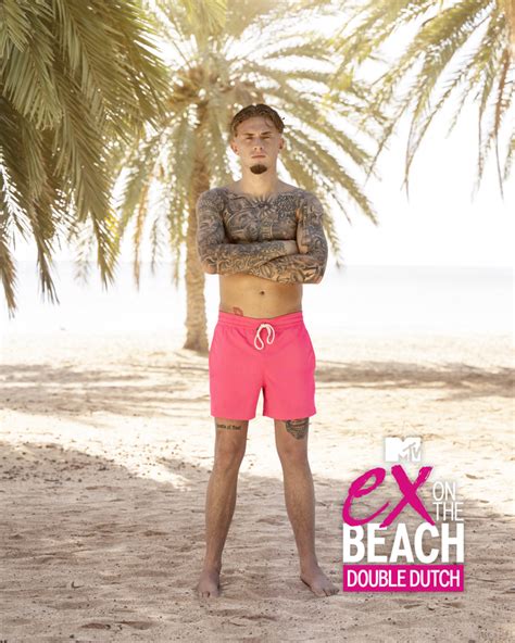 Groepsfoto van de cast van Ex on the Beach: Double Dutch seizoen 11 in een tropische setting