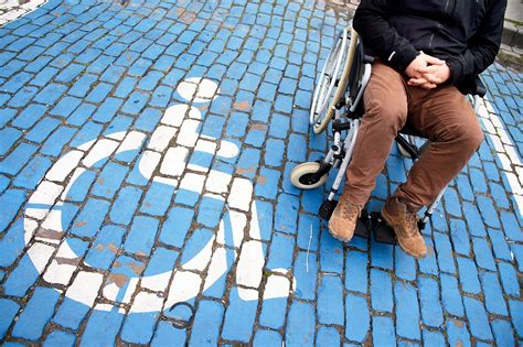 Een rolstoelgebruiker die een lift gebruikt bij een metrostation in Berlijn