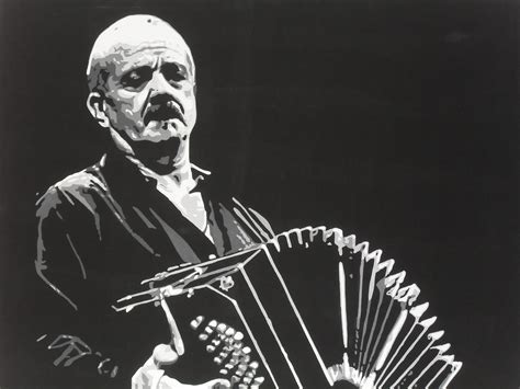 Foto van Astor Piazzolla in zijn studio