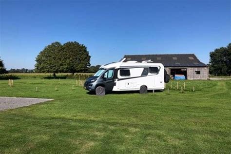 Een camper die door een pittoresk Europees landschap rijdt