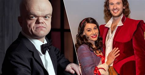 Vlaams acteur Bram bij een zakelijke bijeenkomst.