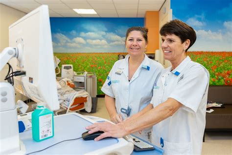Een ziekenhuisinterieur met medisch personeel rond een patiënt.