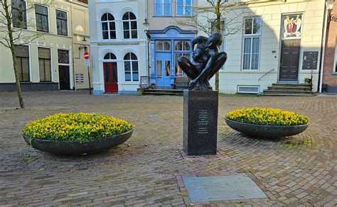 Foto van het monument 'De Wachtende Moeder' op zijn nieuwe locatie op het Grote Kerkhof.