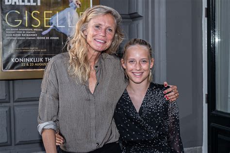 Sophie Hilbrand in gesprek met een inwoner