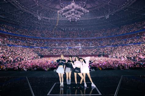 Foto van BLACKPINK tijdens een concert op het BORN PINK podium