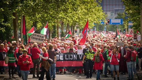 foto van demonstranten die zich omdraaien tijdens de dodenherdenking