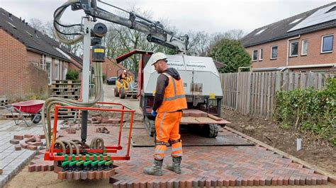 Illustratie van de drie hoofdpersonages: de Stratenmaker, de Deftige Dame en Erik Engerd.