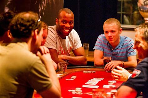 Illustratie van een poker toernooi met veel spelers