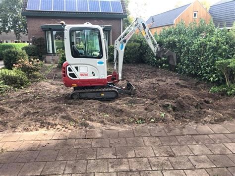illustratie van een landgoed met een tuin waar graafwerkzaamheden plaatsvinden