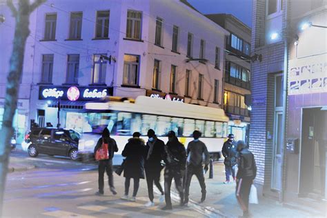 Adamo en zijn vrienden in de Antwerpse straten, omringd door luxe en gevaar