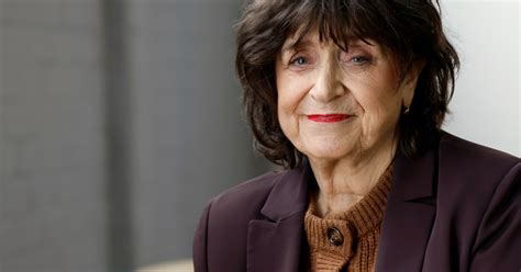 Illustratie van een baggerboot, gerelateerd aan de familiegeschiedenis van Olga Zuiderhoek