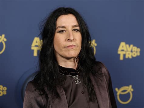 Raven van Dorst in gesprek met een persoon in een nachtelijke setting in de VS.