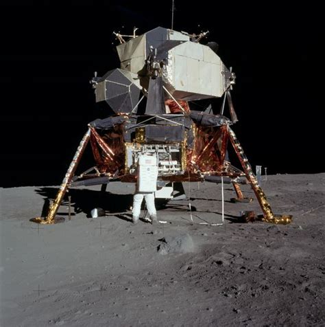 Archiefbeelden van de Apollo 11 missie, met de Saturn V raket, de maanlander en de astronauten op de maan.