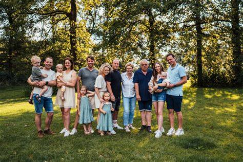 Familiefoto van de cast van 'Ha, die Pa!'
