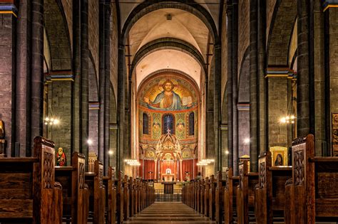 Illustratie van een kerkgebouw met een online streaming icoon