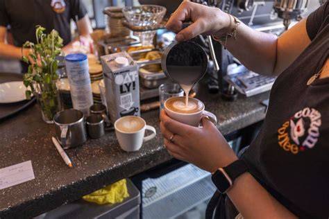 Foto van gemeenteleden die koffie drinken na een kerkdienst