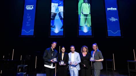 Foto van Yentl en de Boer die de Poelifinario prijs in ontvangst nemen.