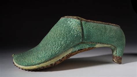 Middeleeuwse Perzische edelen die schoenen met hakken dragen om de stijgbeugels vast te houden tijdens het rijden.