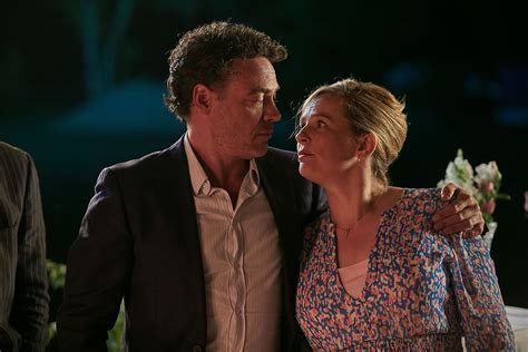 De hoofdpersonages Soof en Kasper in hun huis, wat de situatie van gescheiden samenwonen symboliseert.