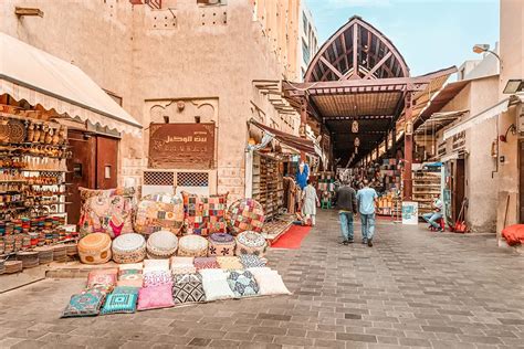Drukte in een traditionele souk in Dubai met diverse specerijen en textiel