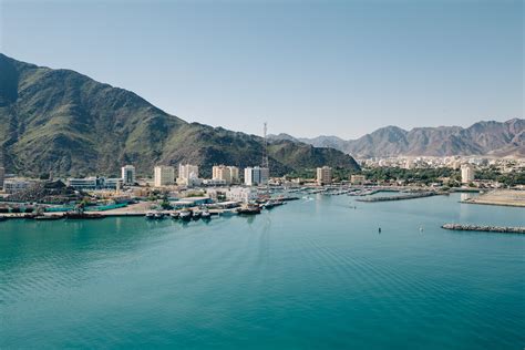Panoramisch uitzicht op de baai van Khor Fakkan met het Hadjargebergte op de achtergrond