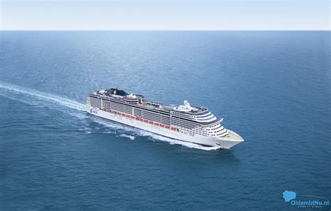 Interieur van een luxe cabine aan boord van een cruiseschip met zeezicht