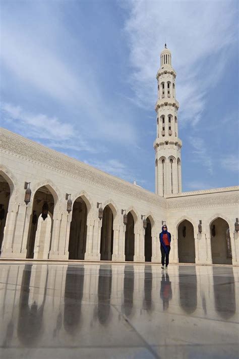 Interieur van de Grote Sultan Qaboes-moskee met het enorme tapijt