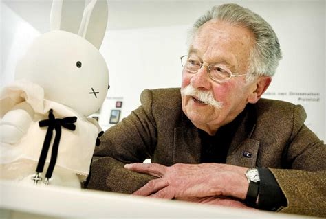 Ontwerper Dick Bruna met zijn creatie Nijntje