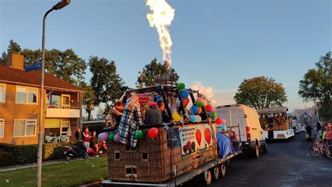 Foto van een VTM-kerstparade met versierde wagens en VTM-gezichten