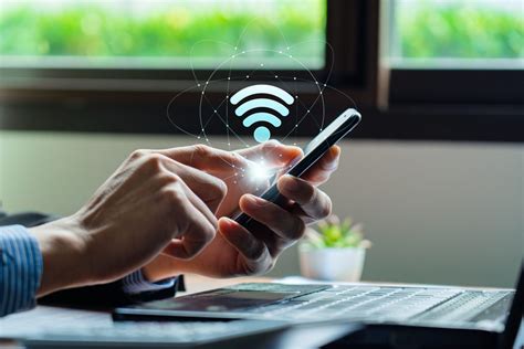 Illustratie van een smartphone die internet deelt via een mobiele hotspot naar een Smart TV.